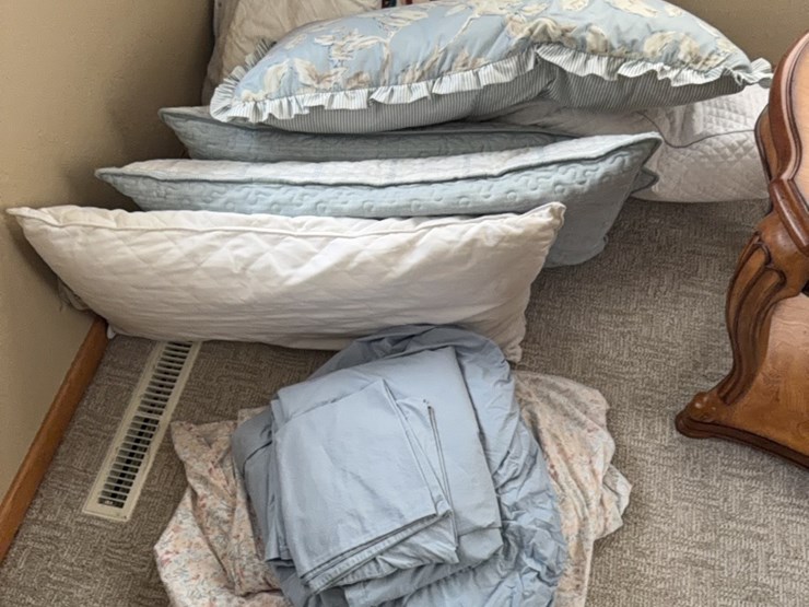 pile-of-king-size-bedding-and-pillows-image-3