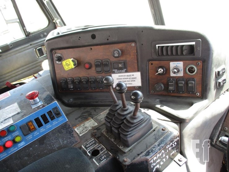 2010-peterbilt-320-image-11