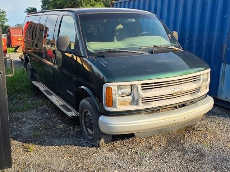 2001-chevrolet-express-3500-image-1