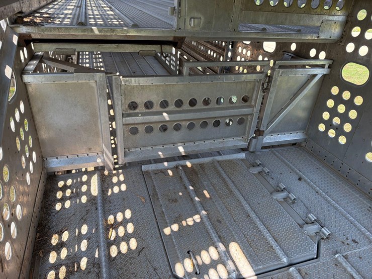 2016-merrit-102"-x-48ft-semi-livestock-trailer-image-58