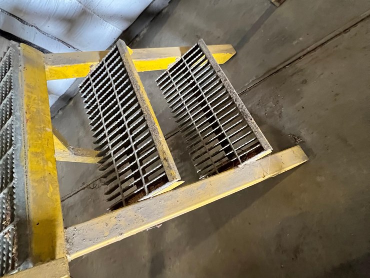 usc-800-seed-treater-with-guardrails-and-screen-image-9