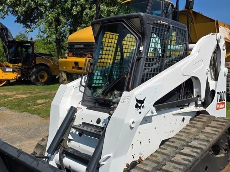 2010-bobcat-t300-image-34