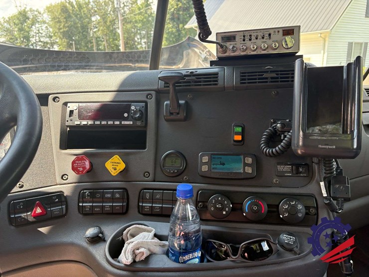 2015-freightliner-cascadia-113-image-61