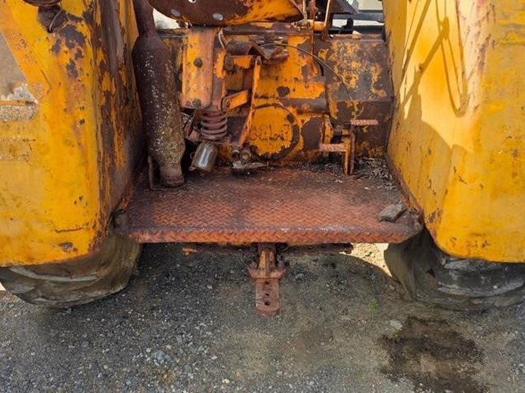 minneapolis-moline-tractor-(not-running)-114-image-10