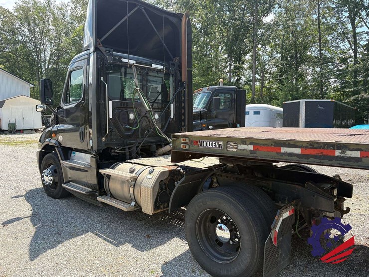 2016-freightliner-cascadia-113-image-3