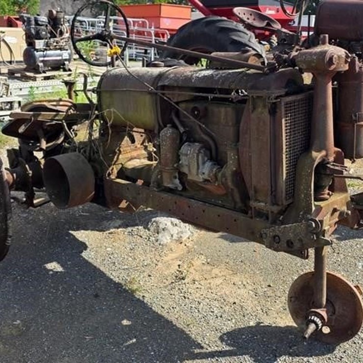 FARMALL F14 TRACTOR (NOT RUNNING)
