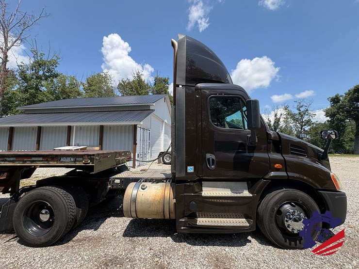 2016-freightliner-cascadia-113-image-18
