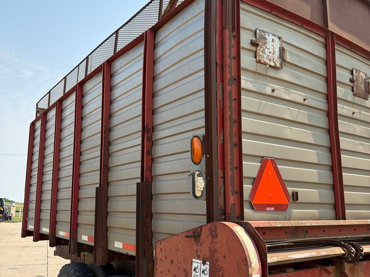 h&s-18ft-rear-unload-silage-wagon-image-17