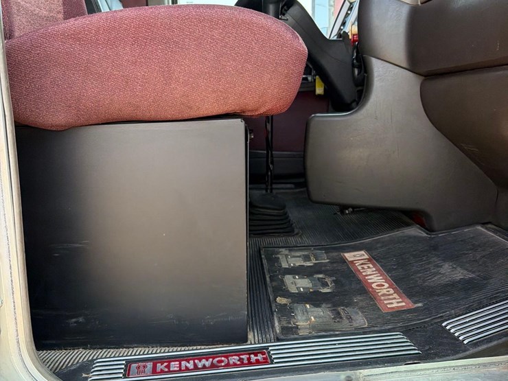 2010-kenworth-t660-image-50