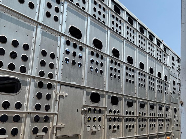 2016-merrit-102"-x-48ft-semi-livestock-trailer-image-29