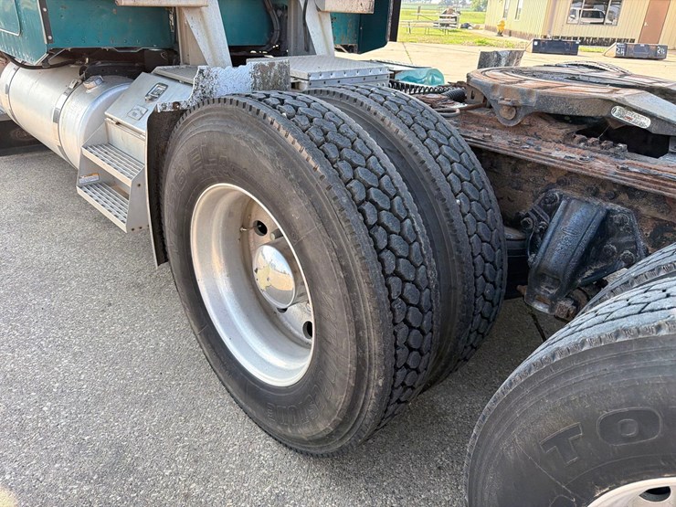 2007-peterbilt-379-image-9