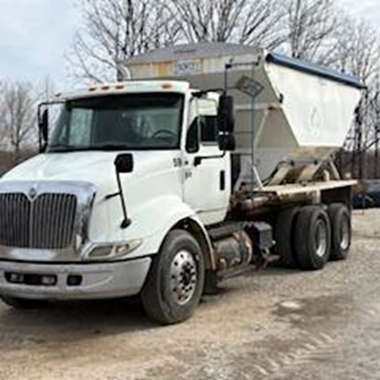 2004 INTERNATIONAL 8600
