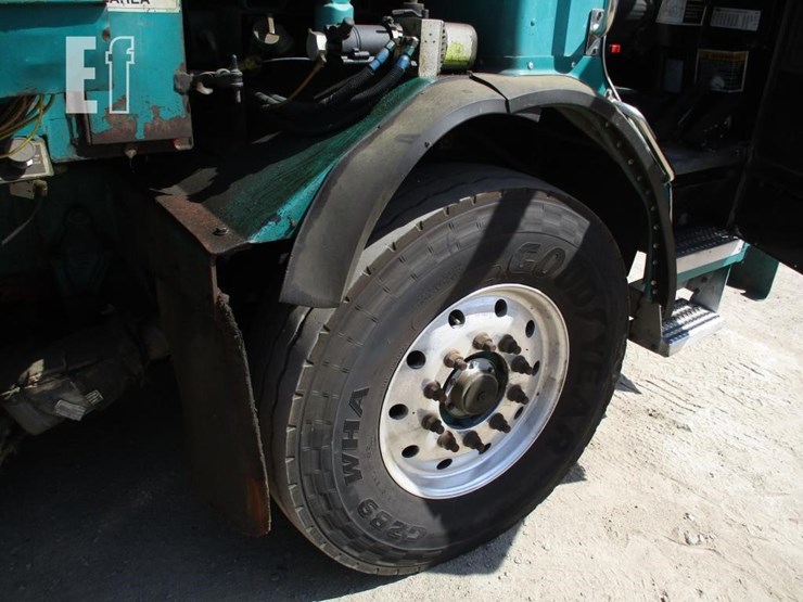 2009-peterbilt-320-image-28