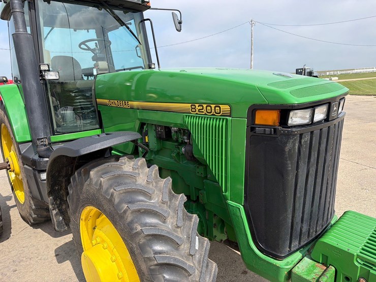 john-deere-8200-image-37