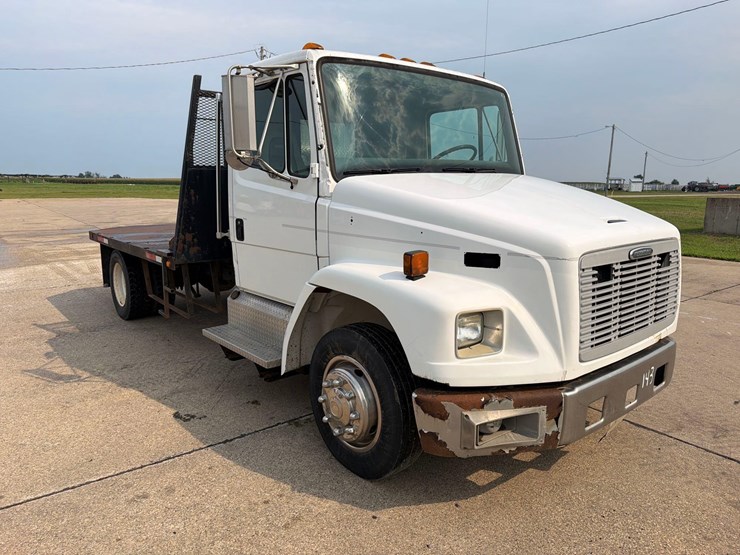 2000-freightliner-fl60-image-3
