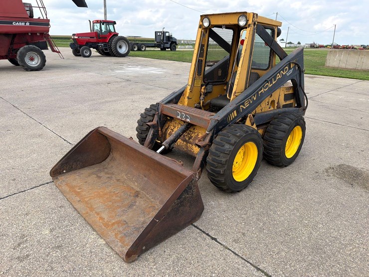 new-holland-l555-image-3