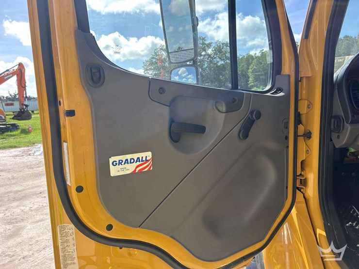 2017-freightliner-m2-106-image-16