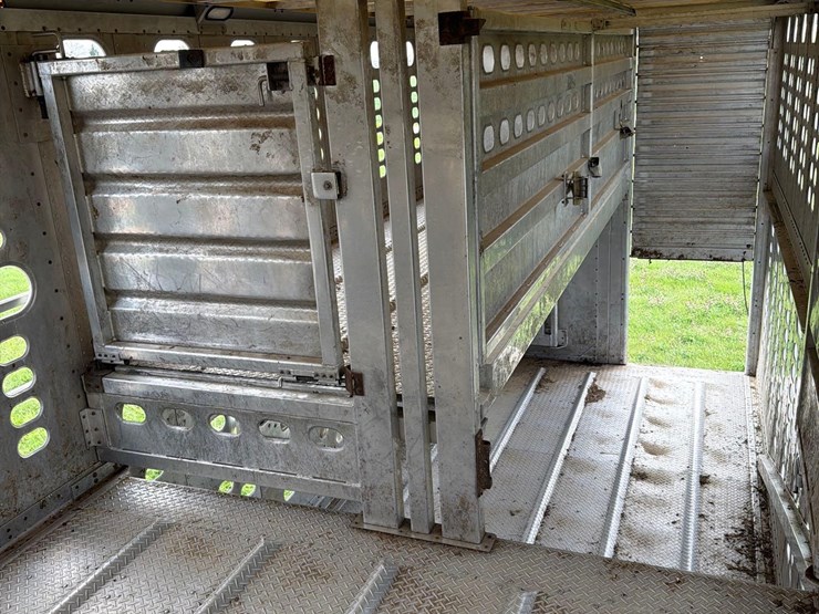 2014-wilson-livestock-trailer-image-30