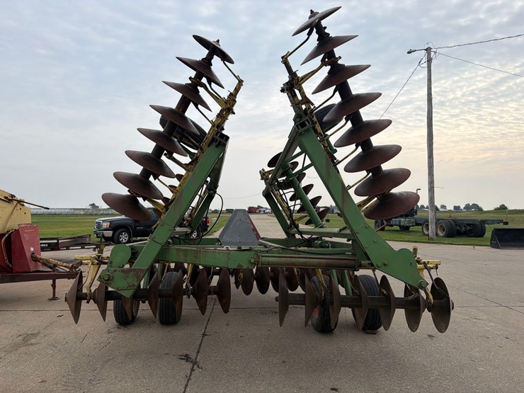 john-deere-330-image-4