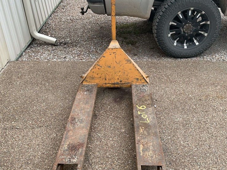 48”-pallet-jack-image-2