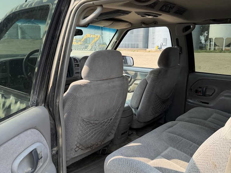 1999-chevrolet-suburban-image-25