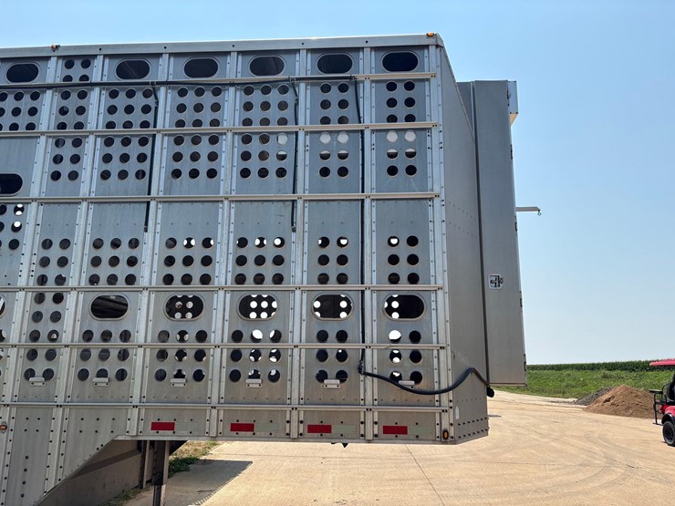 2016-merrit-102"-x-48ft-semi-livestock-trailer-image-17