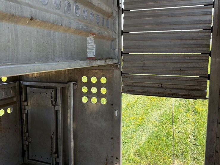 2016-merrit-102"-x-48ft-semi-livestock-trailer-image-60