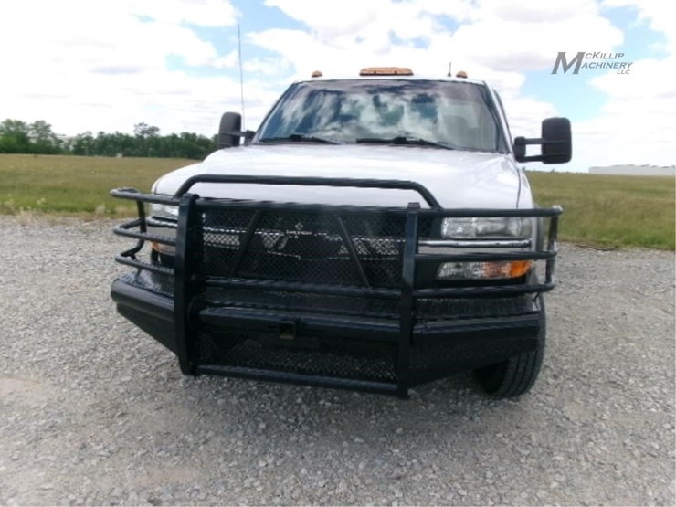 2001-chevrolet-silverado-3500-image-2