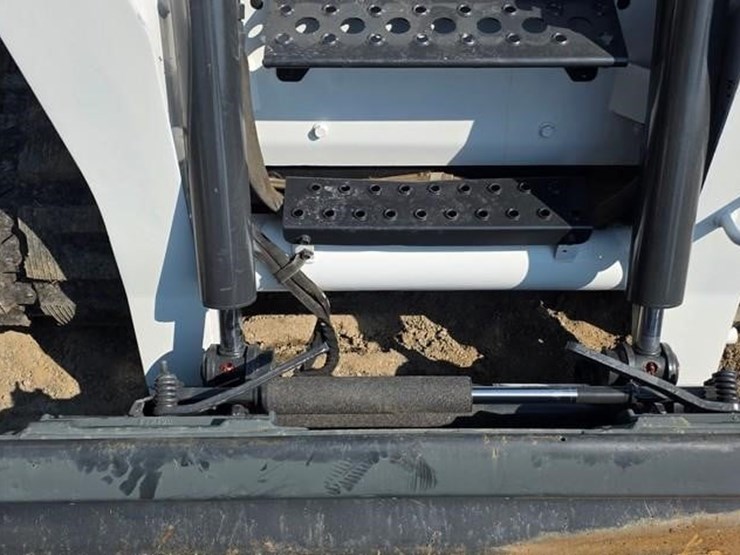 2010-bobcat-t300-image-36