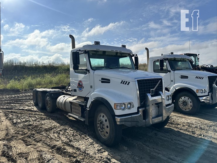 2014-volvo-vhd84ft200-image-4