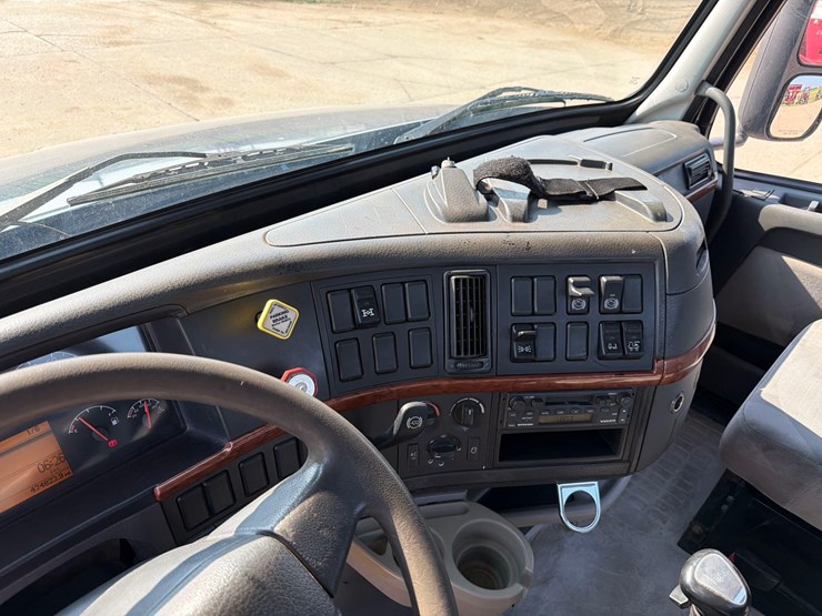2005-volvo-semi-truck-image-37