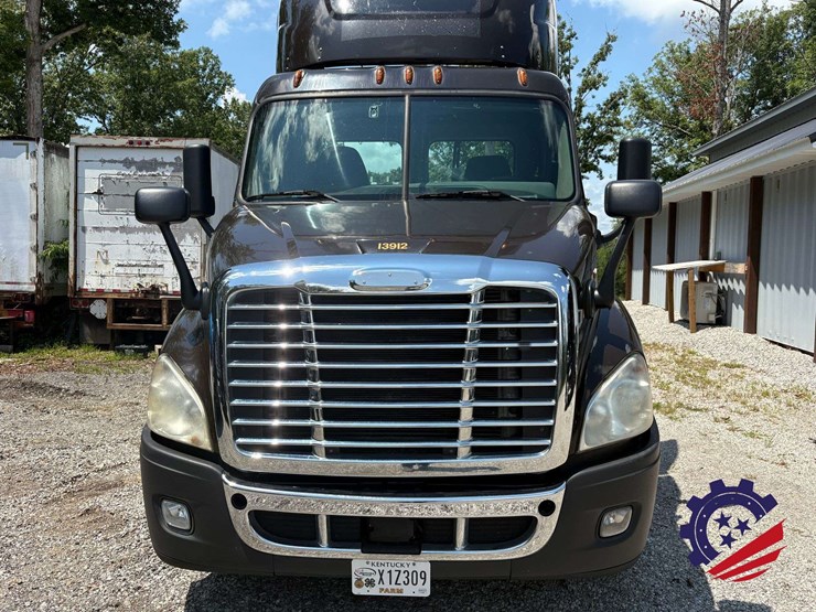 2016-freightliner-cascadia-113-image-14