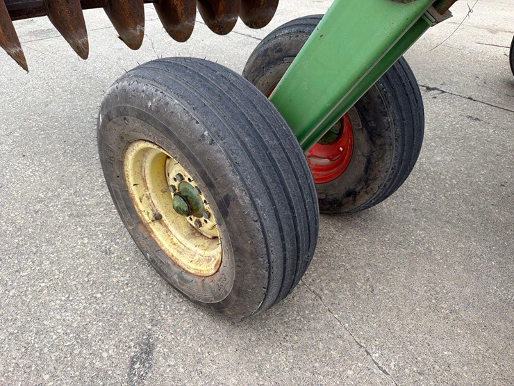 john-deere-330-image-17