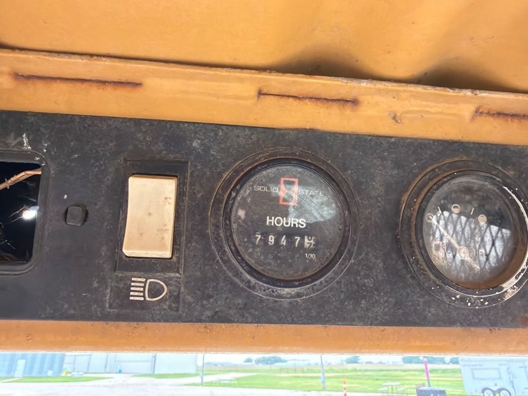 new-holland-l555-image-24