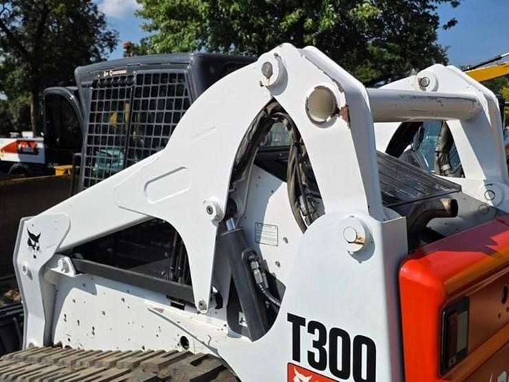 2010-bobcat-t300-image-23