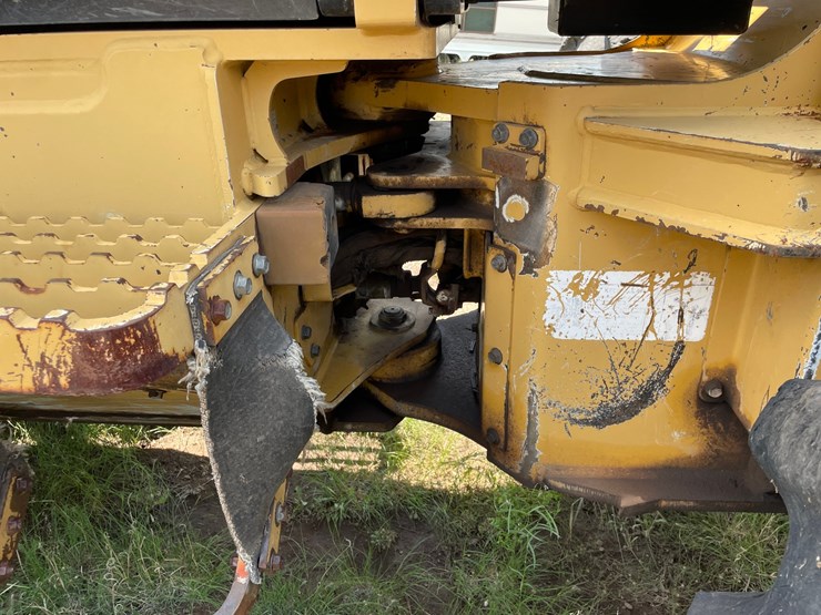 2010-caterpillar-553-image-23