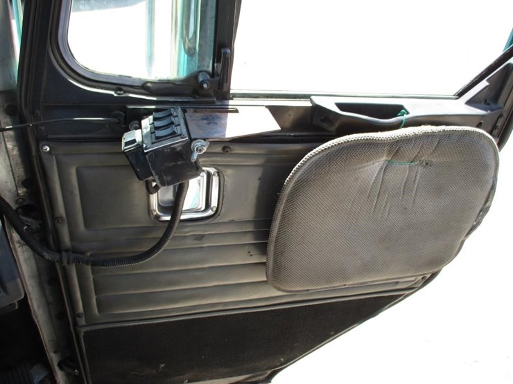 2009-peterbilt-320-image-15