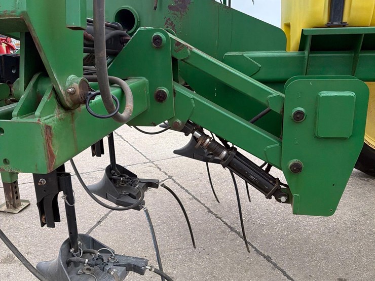 schaben-1500-gallon-pull-type-tool-bar-applicator-image-13