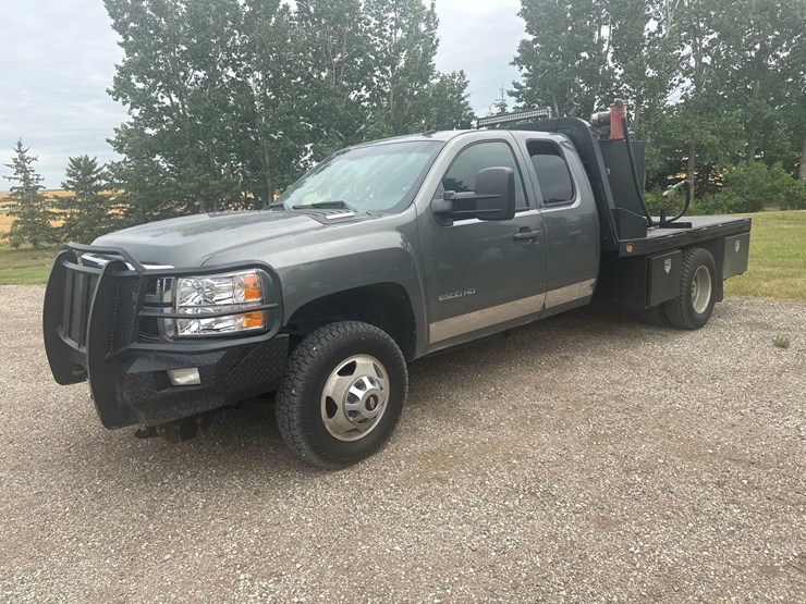 2011-chevrolet-3500-image-3