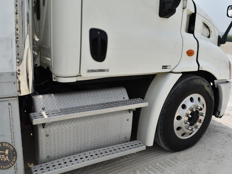 2011-freightliner-cascadia-113-image-11