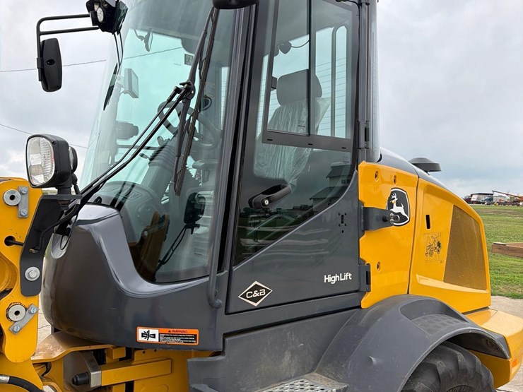 2021-deere-324l-image-9