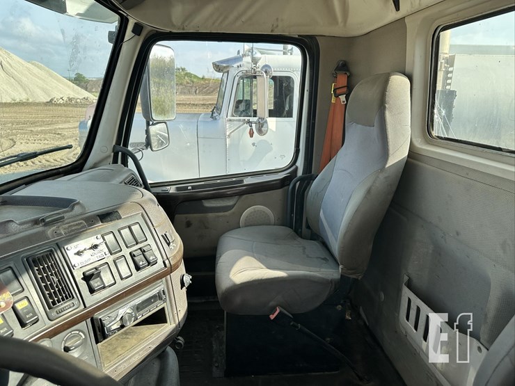 2014-volvo-vhd84ft200-image-42