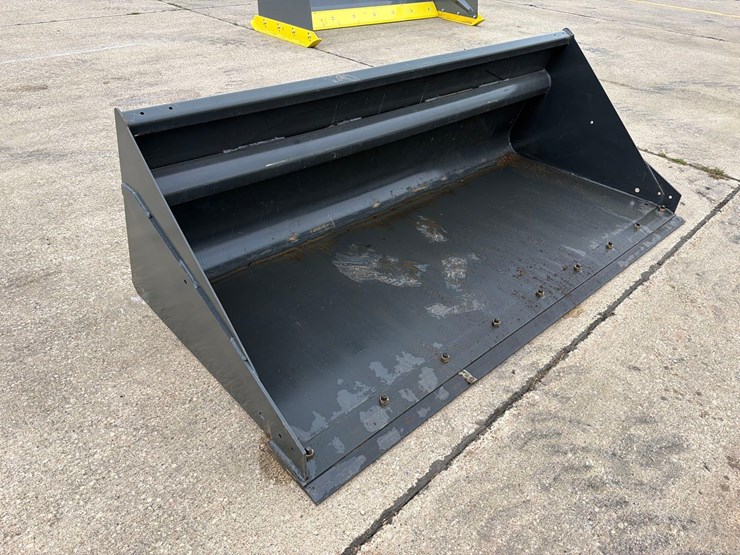 like-new-bobcat-7ft-skidloader-bucket-image-2