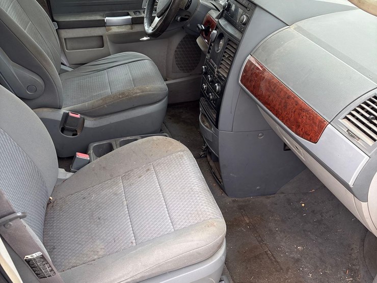 2008-chrysler-town-&-country-touring-image-45
