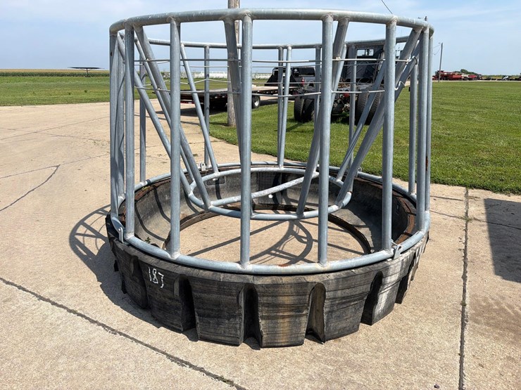 8-1/2ft-round-bale-feeder-image-1