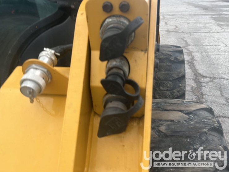 2019-caterpillar-242d-image-28