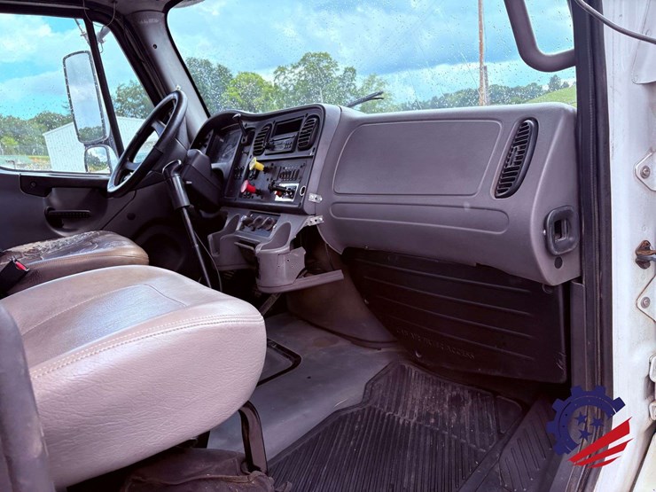 2006-freightliner-m2-106-image-26