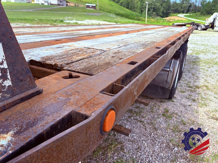2006-freightliner-m2-106-image-43
