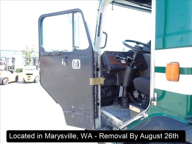 2007-peterbilt-320-image-9