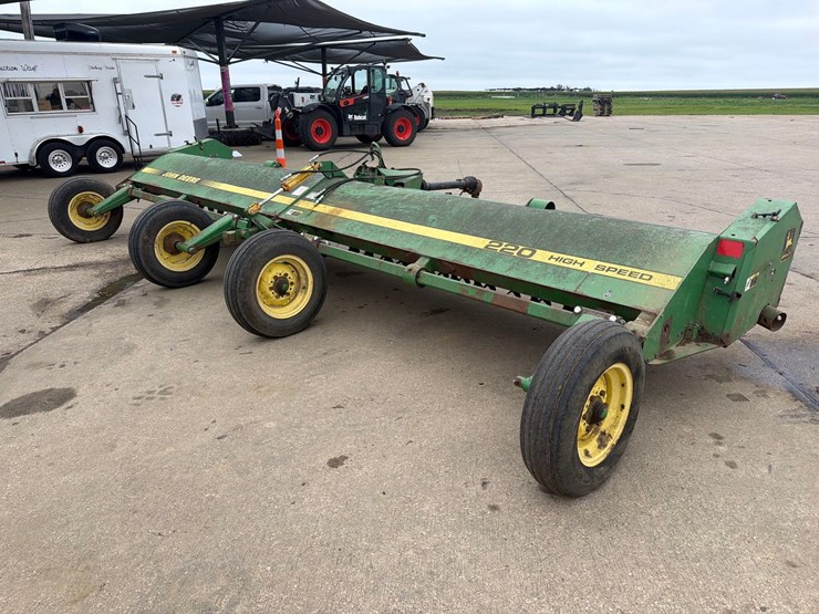 john-deere-220-image-2